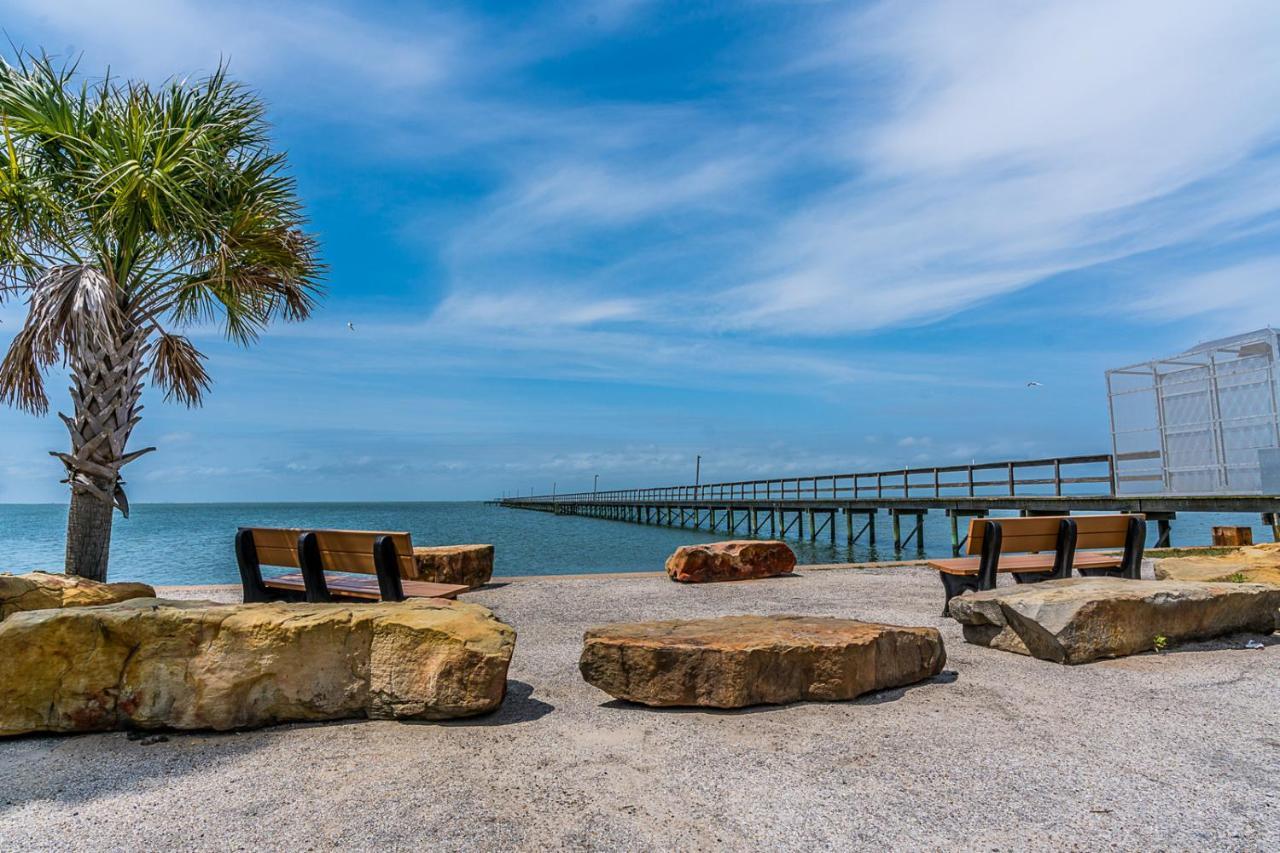 Sunny Daze Walk To Beach 2 Decks Pet Friendly Has A Mini Bar Galveston Exteriör bild